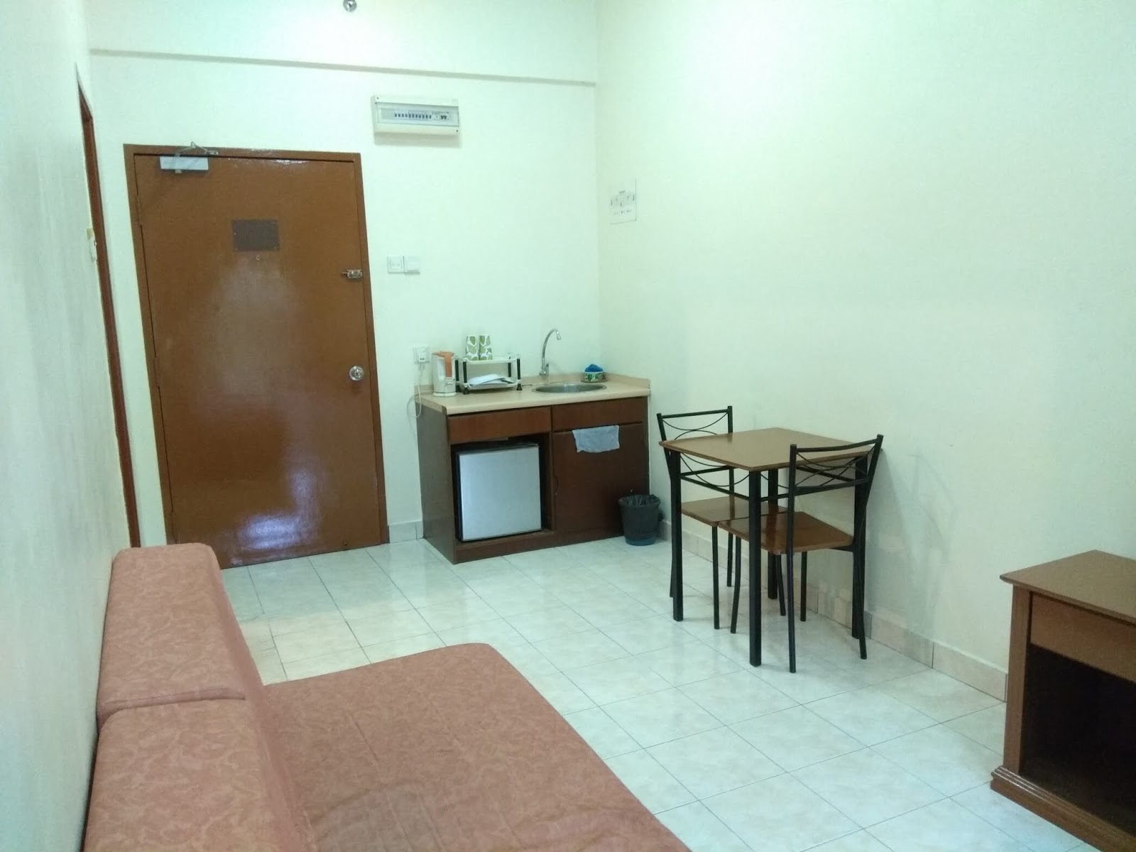 Swimming Pool Homestay Bukit Merah: Unit 1 Bilik Dan Ruang Tamu Suria