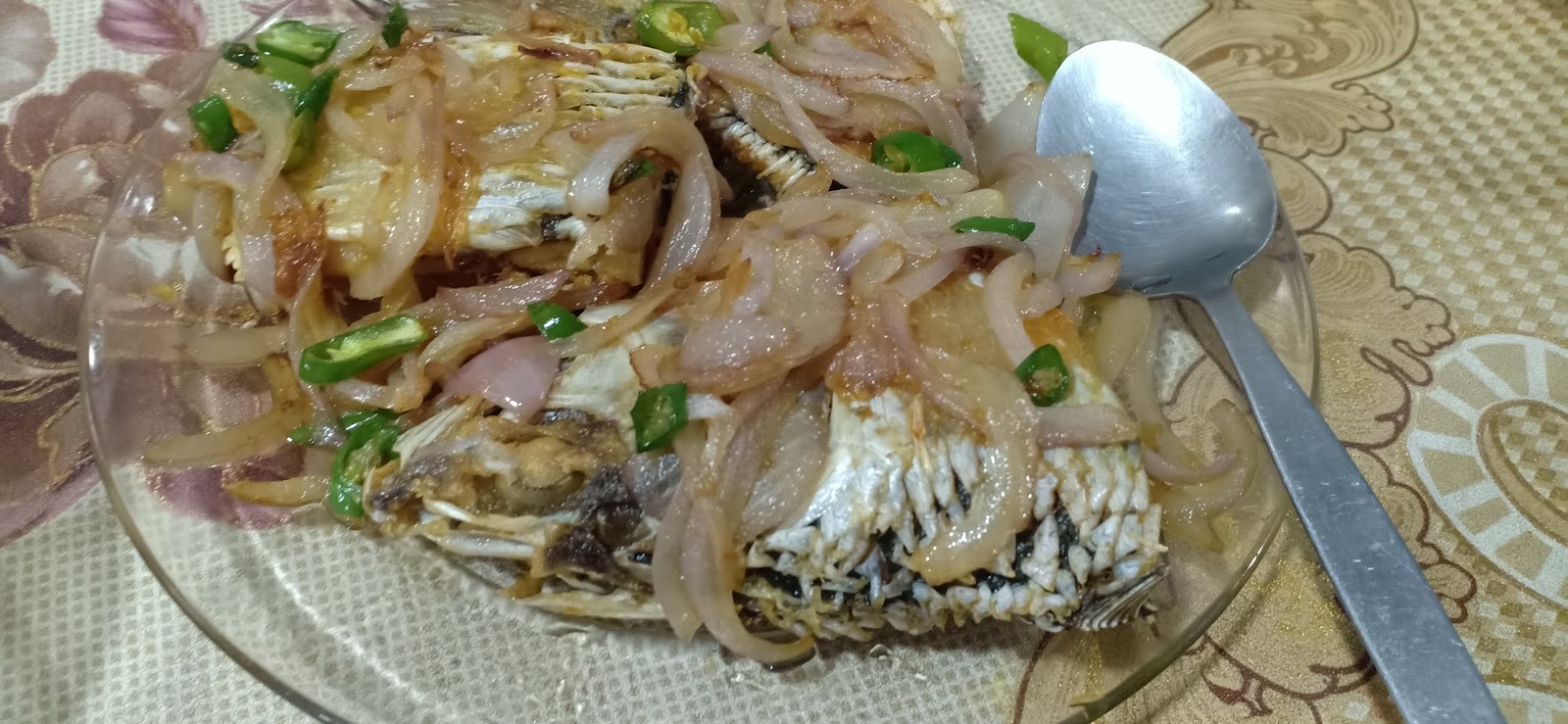 Ikan terubuk masin goreng dengan bawang dan cili padi