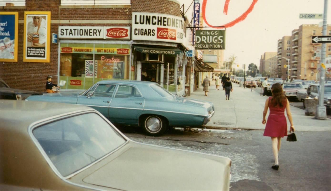 30 Fascinating Color Photographs That Capture Street Scenes of Queens