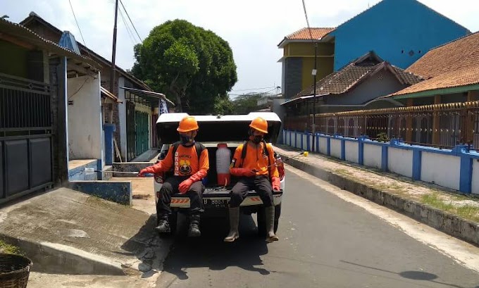 Rescue Senkom Mitra Polri Penyemprotan Disinfectant di Kantor Kelurahan Cangakan, Karanganyar untuk Antisipasi Virus Corona / COVID-19