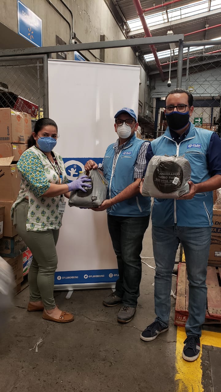 Walmart se une con Plan Internacional para llevar alimentos a 350 familias de Santa Bárbara e