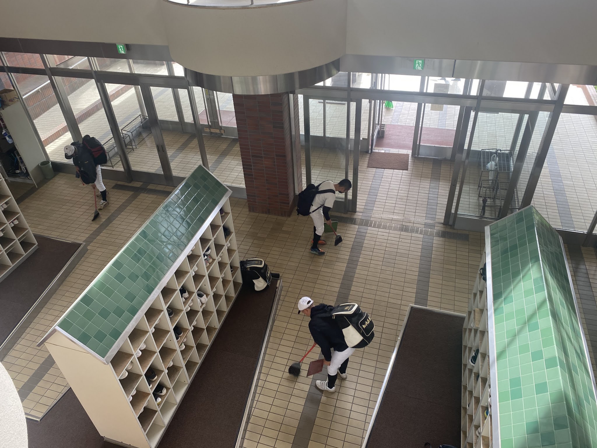 北海道知内高等学校硬式野球部 玄関掃除