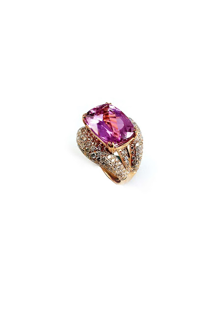 Mirari’s cocktail ring with a whooping 12.05 ct kunzite rock, handcrafted in 18 kt yellow gold Mirari’s cocktail ring with a whooping 12.05 ct kunzite rock, handcrafted in 18 kt yellow gold