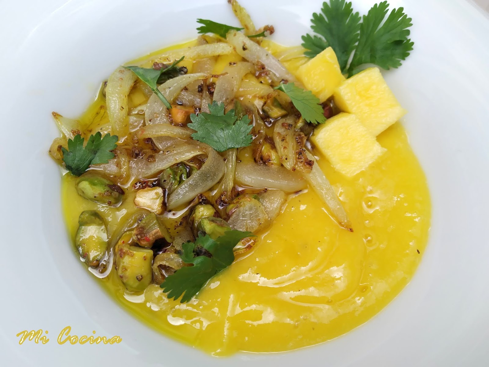 CREMA DE MANGO CON CEBOLLA ESPECIADA, PISTACHOS Y CILANTRO