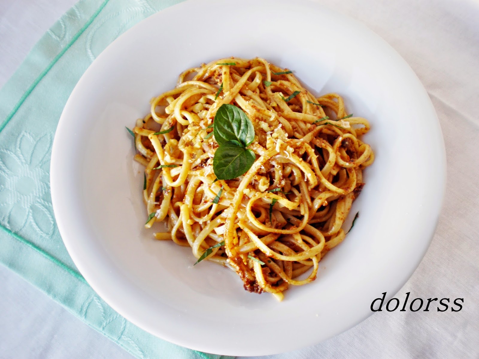Espaguetis de calabacin 1. Hacer los espaguetis con un espirilizador. 2.  Poner en micro a potencia máxima 4 min (tapado) 3. Preparar la salsa que