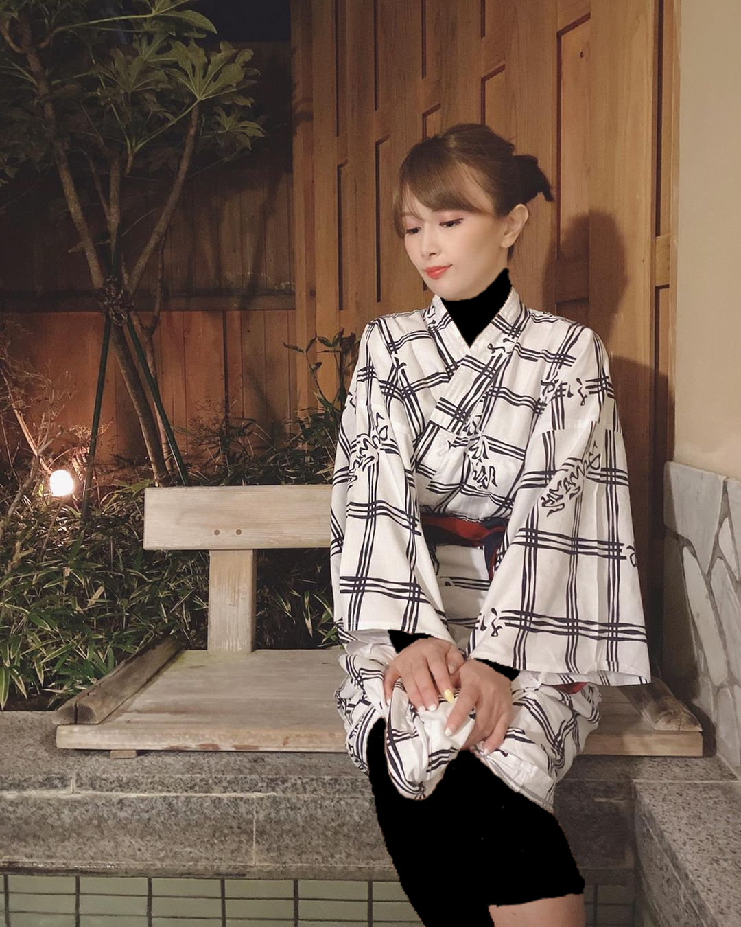 Japanese Girls Wearing Yukata Sleeves and Leging Shibu