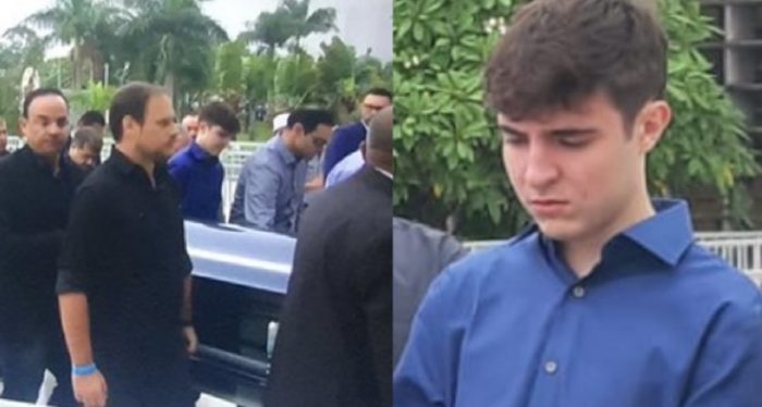 Aos prantos, filho de Gugu carrega o caixão do próprio pai; imagem é de cortar coração Aos prantos, filho de Gugu carrega o caixão do próprio pai; imagem é de cortar coração