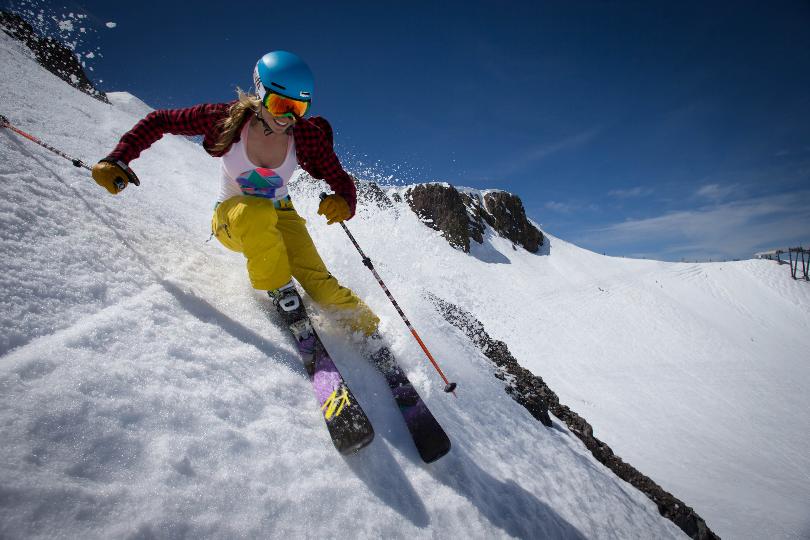 Фон горнолыжный курорт. Mountain skiing vocabulary. Ski in spring перевод на русский. Фото человека сноубордиста. Горнолыжный курорт perisher.