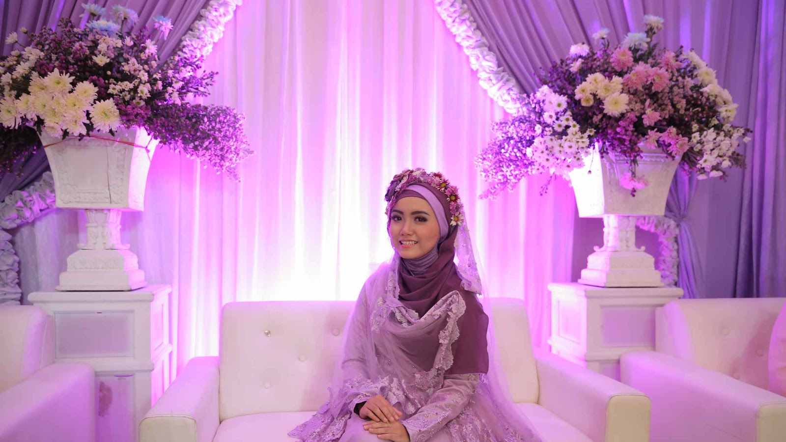 gaun pengantin muslimah aksen bunga