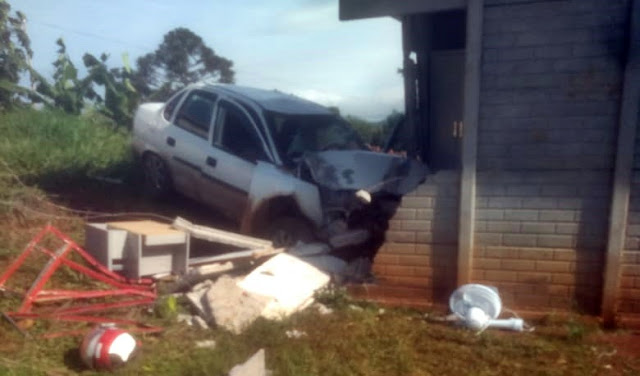 Motorista perde controle da direção e atinge residência em Mato Rico