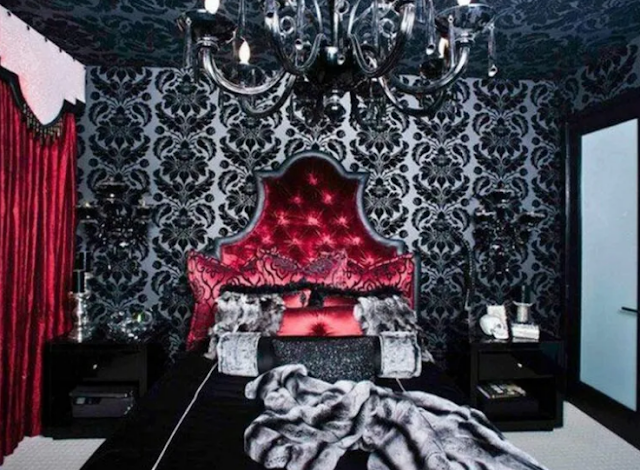 3. Queen-Like Gothic-style bed room