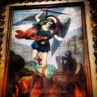 Misterios del Apocalipsis Apocalipsis significa Revelación y viene de la palabra “revelare” que significa “quitar el velo” y revelar también es sacar a la luz información sobre un tema ignorado o secreto. Sobre esta revelación en Marcos 4:22 Cristo dice: “Porque no hay nada oculto que no haya de ser manifestado; ni escondido, que no haya de salir a la luz.” ¿Se refería Jesús Cristo con estas palabras a que llegaría un momento en el que los seres humanos despertarían y serían conscientes por primera vez de los Misterios del Apocalipsis y las obras del demonio quedarían expuestas a la luz del conocimiento?