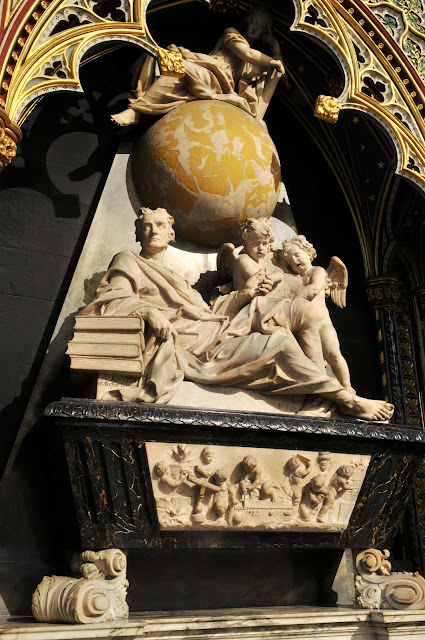  Sir Isaac Newton’s memorial above his grave.