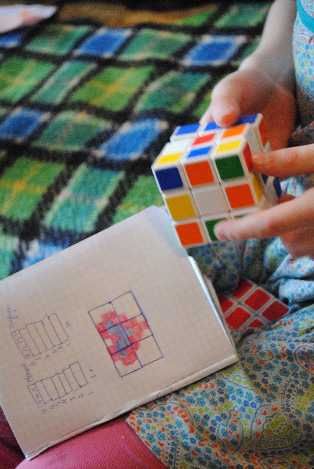 Игра вытаскивать кубики. Иваново кубик Рубика мальчик собирает картины. Как вытащить кубик из кубика. Как подтолкнуть детей к занятиям искусства.