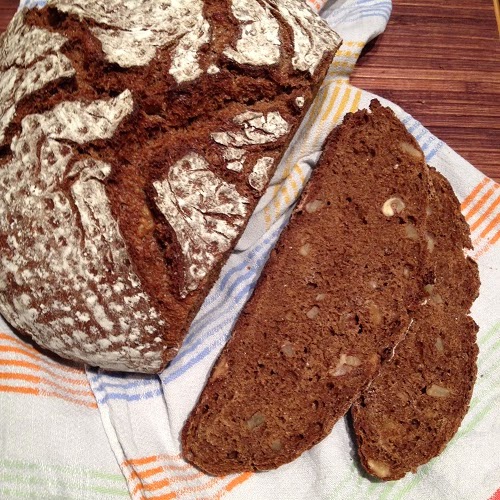 Walnussbrot mit Apfelsaft aus dem Topf