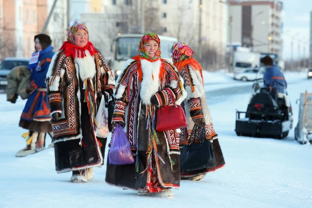 أي نوع من الناس هم نينيتس؟ مربي الرنة الروس المشهورين الذين يعيشون في أقصى الشمال.