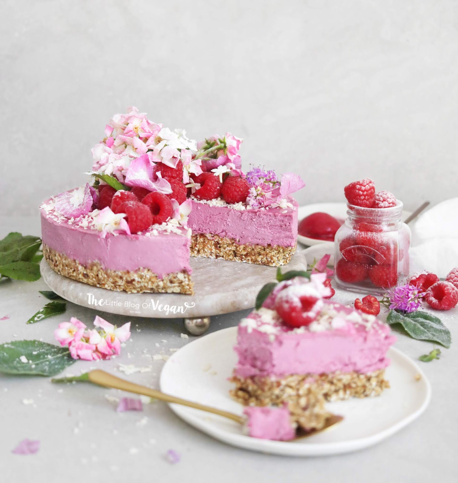 Raw raspberry cheesecake recipe | The Little Blog Of Vegan