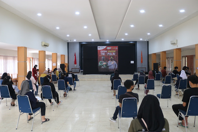 Kabid Humas Polda Jateng : Mengapresiasi Pelaksanaan Vaksinasi di Banyumas Berjalan Tertib Dan Lancar Kabid Humas Polda Jateng : Mengapresiasi Pelaksanaan Vaksinasi di Banyumas Berjalan Tertib Dan Lancar