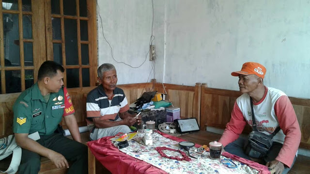 Komsos Babinsa Dengan Ketua Gapoktan Mendukung Keberhasilan Swasembada Pangan