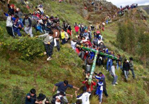 Festividad del Seor del Espritu Santo y de las Cruces en Huancavelica en el Calendario del Per