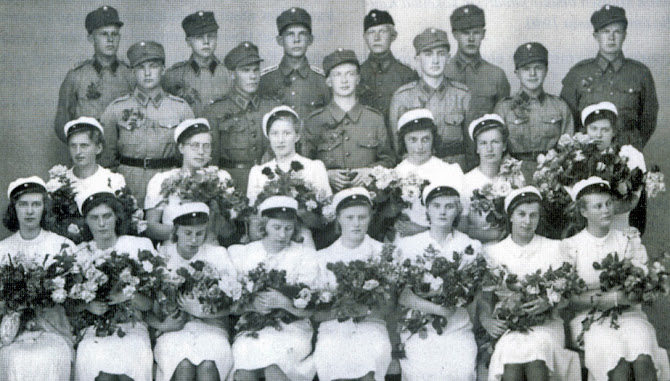 Ylioppilaaksi keväällä 1940. Viisi pojista kaatui Jatkosodassa.