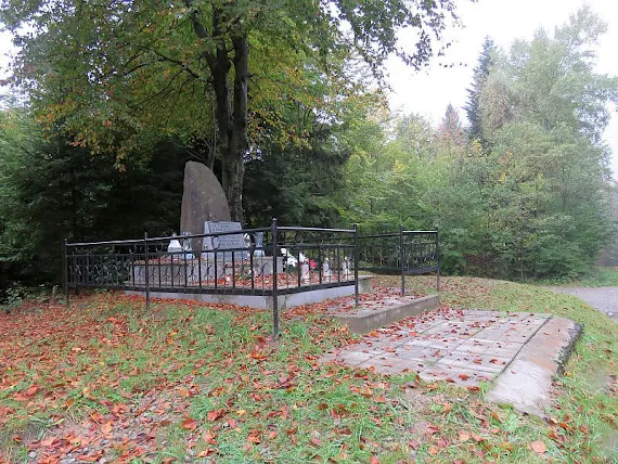 Obelisk upamiętniający akcję partyzantów na Gilowej Górze pomnik