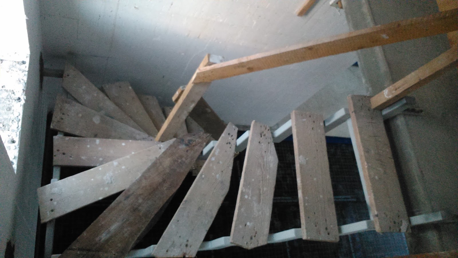 Abenteuer Eigenheim: Tag 88: Anlieferung der Garagen, Einbau der Treppe