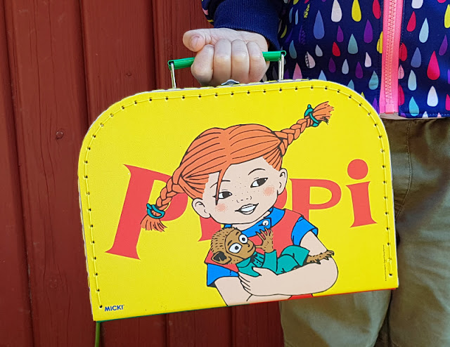 Pippi feiert Geburtstag: 75 Jahre Pippi Langstrumpf. Pippi ist ein außergewöhnliches Kind, mit einem Koffer in der Hand bricht sie mutig in die Welt auf.