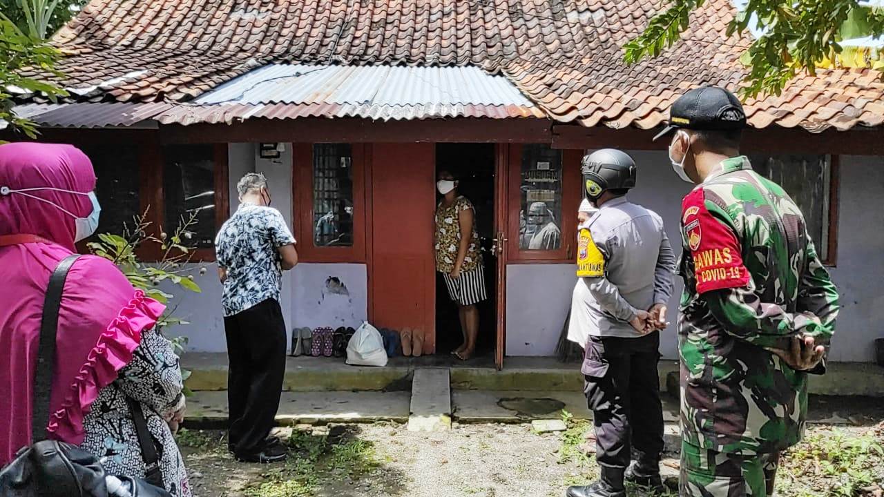 Bersama Petugas PPKM Mikro, Bhabinkamtibmas Keliling Desa Pantau Isolasi Mandiri