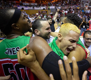 Los Santeros ganan su primer campeonato del Baloncesto Superior de Puerto Rico.
