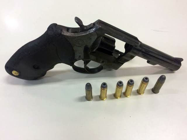 Suspeito é preso com revólver da PM do Acre após fugir de abordagem na Avenida Jatuarana 2 Suspeito é preso com revólver da PM do Acre após fugir de abordagem na Avenida Jatuarana