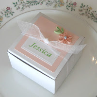 Basic quilled flower on favor box