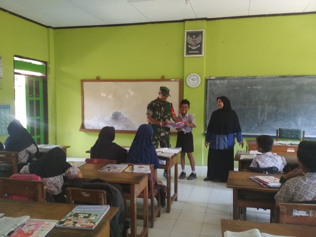 Babinsa Koramil 16 Tulung Tanamkan Wawasan Kebangsaan Di SD Negeri 1 Sedayu