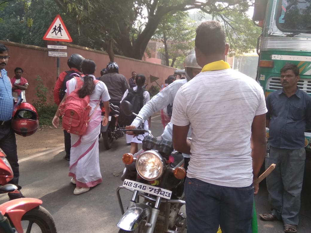 নেতা সাজার অবরোধ দ্বিতীয় দিনেও বহাল, নাকাল জঙ্গলমহল, দুর্ভোগে মাধ্যমিক উচ্চমাধ্যমিক পরীক্ষার্থীরা 2 নেতা সাজার অবরোধ দ্বিতীয় দিনেও বহাল, নাকাল জঙ্গলমহল, দুর্ভোগে মাধ্যমিক উচ্চমাধ্যমিক পরীক্ষার্থীরা