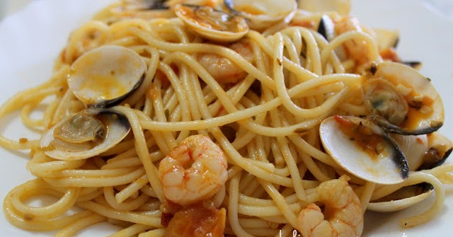 image of JULIA Y SUS RECETAS: Espaguetis con almejas y gambas