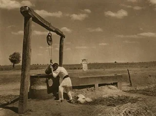 Fântână din perioada interbelică, secolul XX. Crucea de piatră insoțește fântâna.