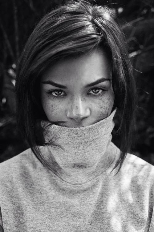 As belas modelos com sardas na fotografia de Agata Serge Agata Serge 500px arte fotografia fashion mulheres modelos sardas beleza preto e branco