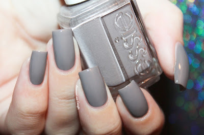 Swatch of the nail polish "Chinchilly" from essie