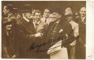 Sindelar primo da destra nella foto, a Londra nel 1932 alla vigilia della sfida contro l'Inghilterra. In primo piano il grande Hugo Meisl. Con il berretto in completo chiaro al fianco di Meisl, Karl Sesta. Al centro, Adolf Vogl e Anton Schall. Ultimo a sinistra di profilo Josef Smistik.