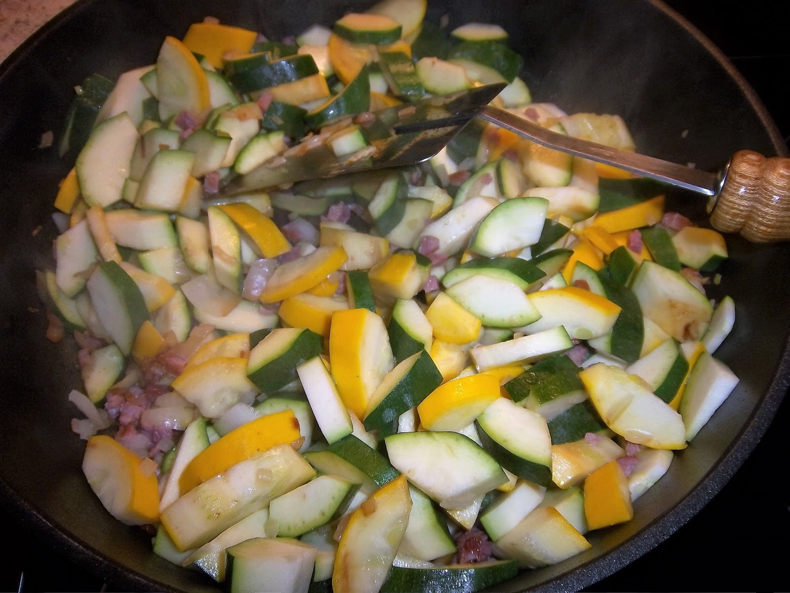 Schnelle Zucchini Pfanne mit Schinken und Pinienkernen