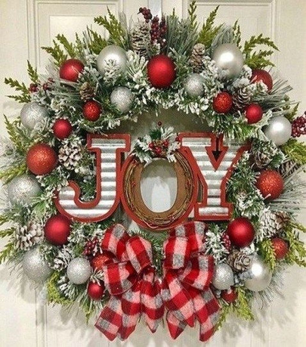 35+ Pretty Wreath Decor Ideas To Hang On Your Door