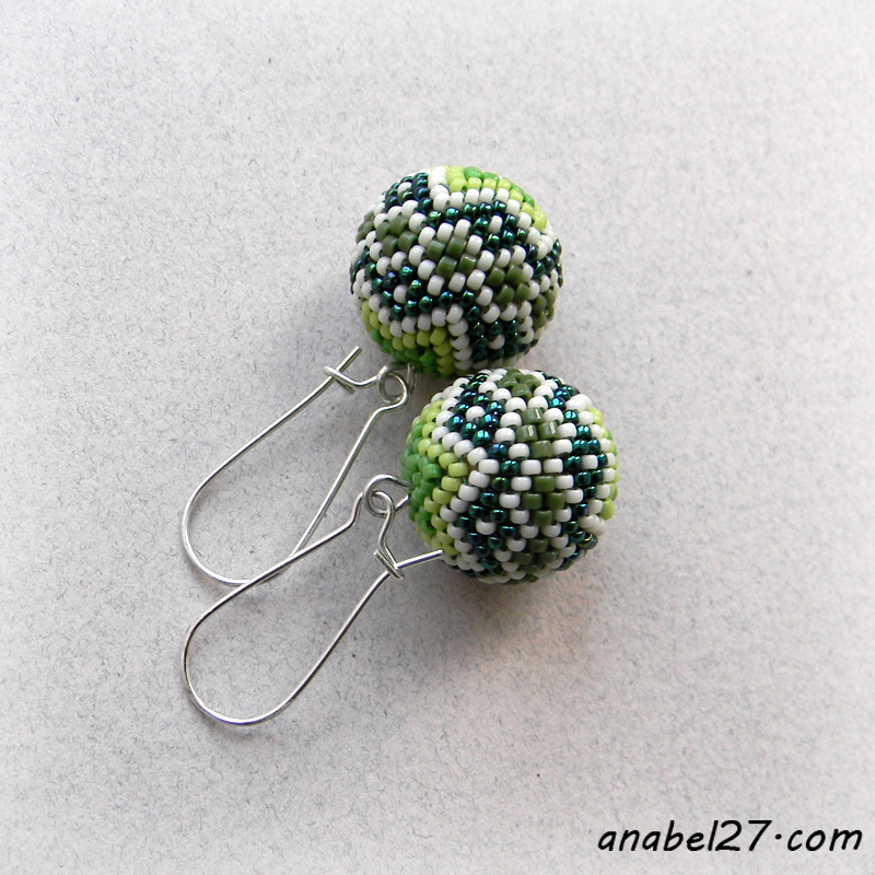 Маленькие серьги-шарики в зеленых тонах - 221 / 365