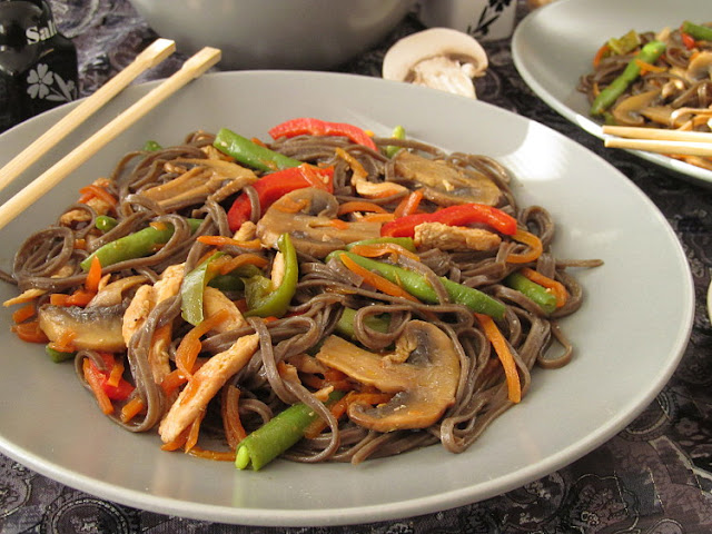 Соба (гречневая лапша) с курицей и овощами