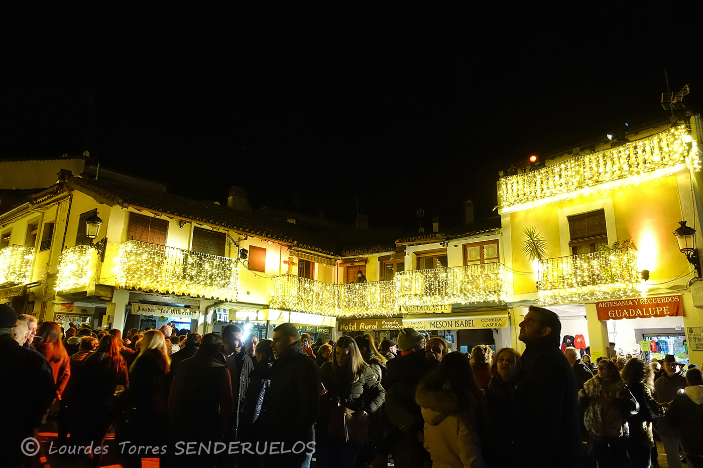 Guadalupe en Navidad. La iluminación del pueblo más bello y bueno de España SENDERUELOS