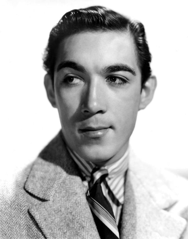 Handsome Portrait Photos of Anthony Quinn in the 1930s and ’40s
