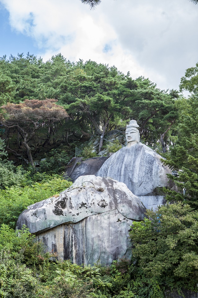 พระพุทธรูปหินแกะสลัก (Rock-carved Standing Buddha)