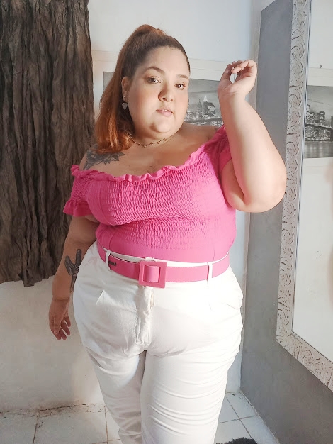 calca off white plus e blusa rosa e cinto