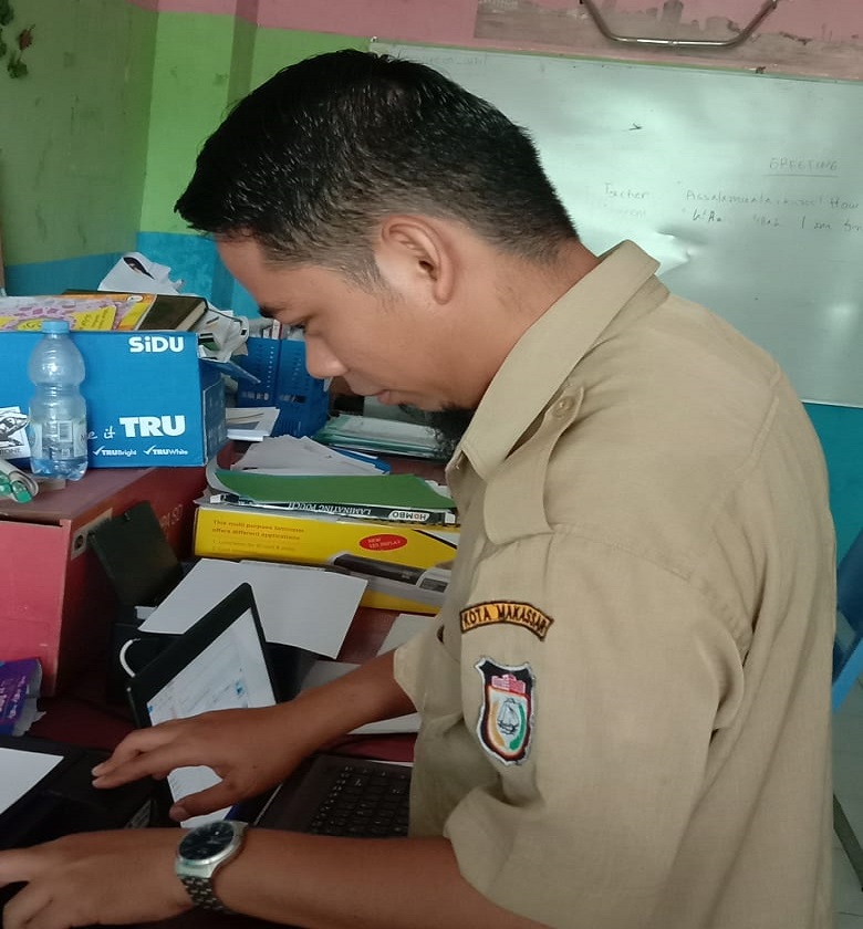 Perbedaan Guru Sebagai Pengajar dan Pendidik Guru Sebagai Pengajar dan Pendidik