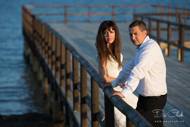 postboda muelle de madera pareja de novios