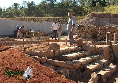 Escada com pedra moledo tipo chapa de pedra com cantos. Escada de pedra, com as pedras soltas na terra com junta entre as pedras para execução do paisagismo e nas laterais da escada de pedra os canteiros de pedra onde vamos fazer o jardim.